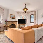 Ursula Villa *